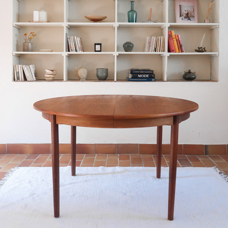 Table à manger ronde extensible en teck Sorø Stole avec deux rallonges, fabriquée au Danemark, pieds fuselés.