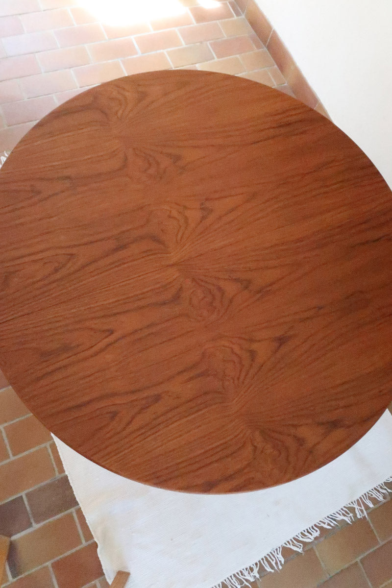Table à manger ronde extensible en teck Sorø Stole avec deux rallonges, fabriquée au Danemark, pieds fuselés.