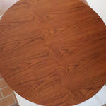 Table à manger ronde extensible en teck Sorø Stole avec deux rallonges, fabriquée au Danemark, pieds fuselés.