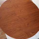 Table à manger ronde extensible en teck Sorø Stole avec deux rallonges, fabriquée au Danemark, pieds fuselés.