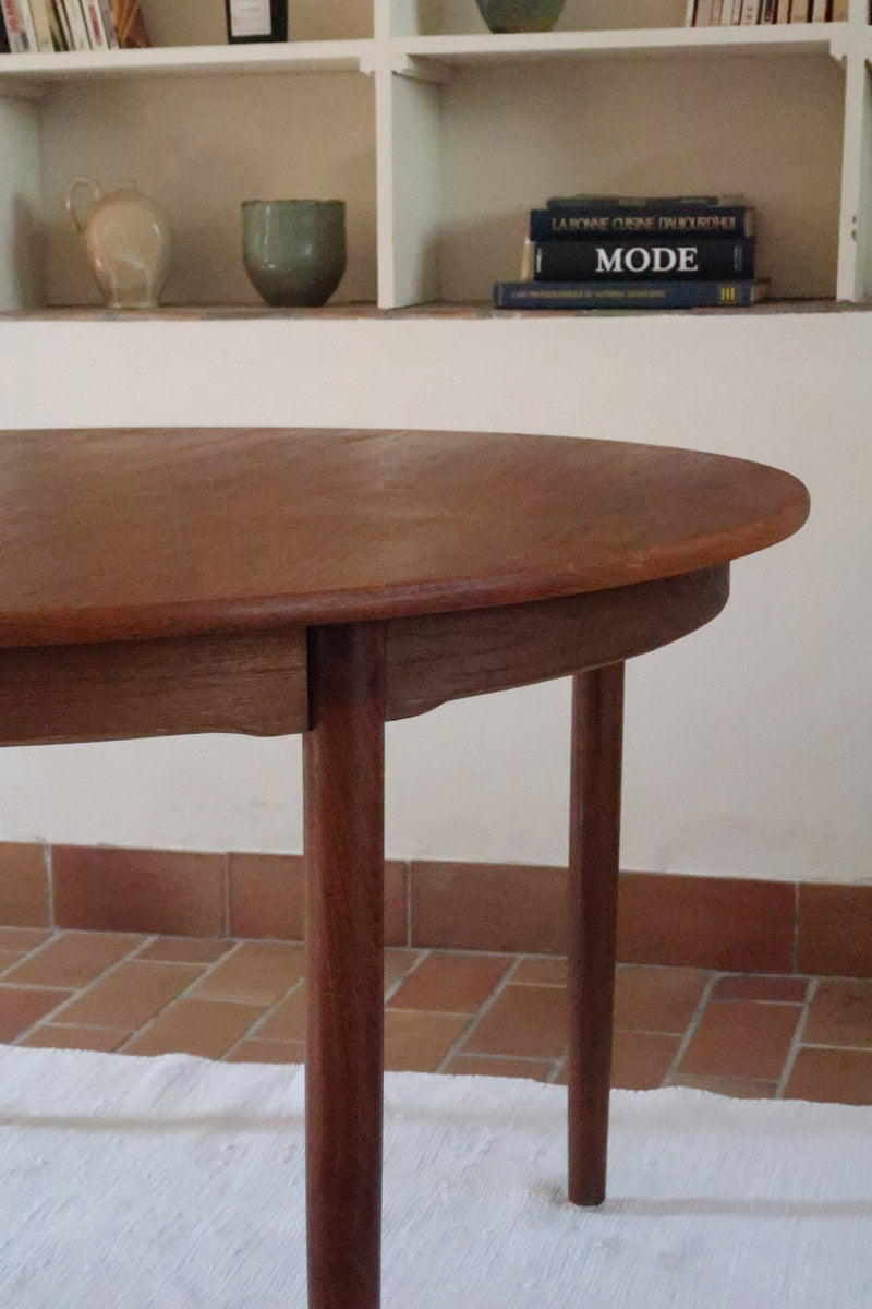 Table à manger ronde extensible en teck Sorø Stole avec deux rallonges, fabriquée au Danemark, pieds fuselés.