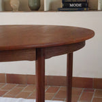 Table à manger ronde extensible en teck Sorø Stole avec deux rallonges, fabriquée au Danemark, pieds fuselés.