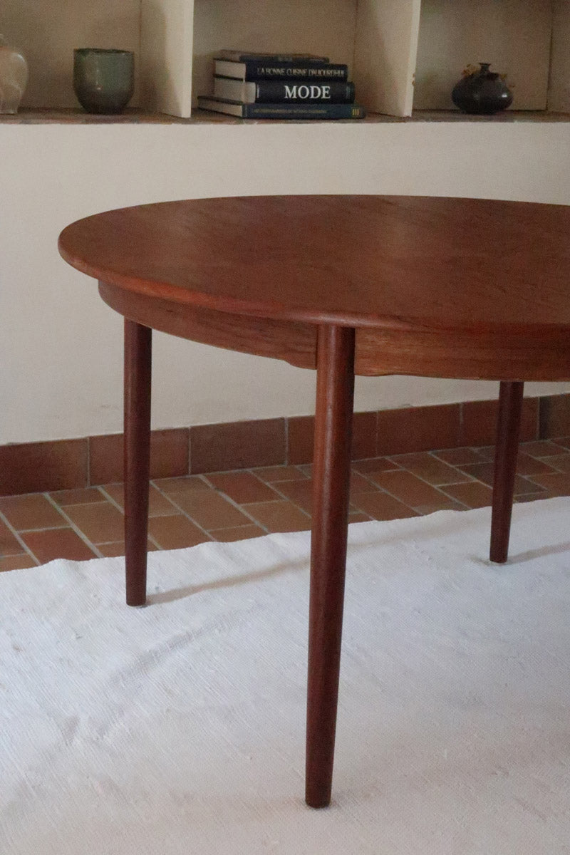 Table à manger ronde extensible en teck Sorø Stole avec deux rallonges, fabriquée au Danemark, pieds fuselés.