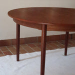 Table à manger ronde extensible en teck Sorø Stole avec deux rallonges, fabriquée au Danemark, pieds fuselés.