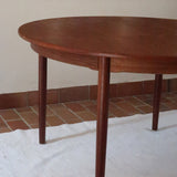 Table à manger ronde extensible en teck Sorø Stole avec deux rallonges, fabriquée au Danemark, pieds fuselés.
