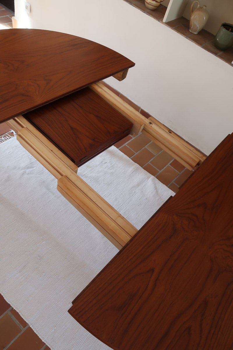 Table à manger ronde extensible en teck Sorø Stole avec deux rallonges, fabriquée au Danemark, pieds fuselés.