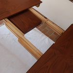 Table à manger ronde extensible en teck Sorø Stole avec deux rallonges, fabriquée au Danemark, pieds fuselés.