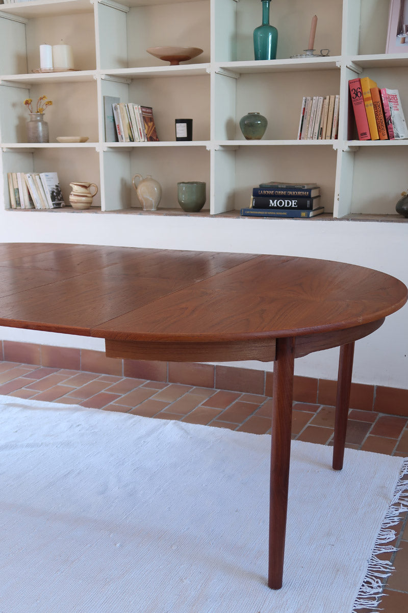 Table à manger ronde extensible en teck Sorø Stole avec deux rallonges, fabriquée au Danemark, pieds fuselés.