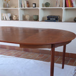 Table à manger ronde extensible en teck Sorø Stole avec deux rallonges, fabriquée au Danemark, pieds fuselés.