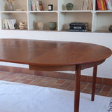 Table à manger ronde extensible en teck Sorø Stole avec deux rallonges, fabriquée au Danemark, pieds fuselés.