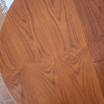 Table à manger ronde extensible en teck Sorø Stole avec deux rallonges, fabriquée au Danemark, pieds fuselés.
