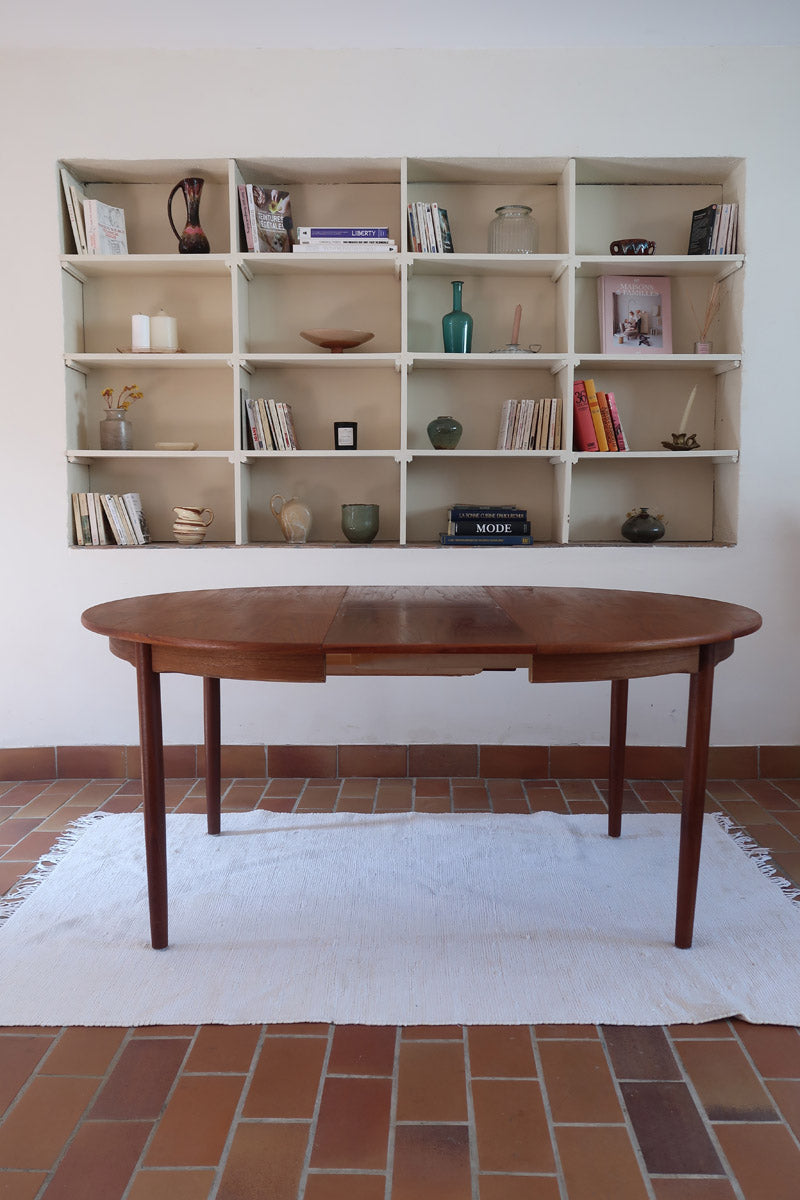 Table à manger ronde extensible en teck Sorø Stole avec deux rallonges, fabriquée au Danemark, pieds fuselés.
