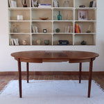Table à manger ronde extensible en teck Sorø Stole avec deux rallonges, fabriquée au Danemark, pieds fuselés.