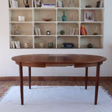 Table à manger ronde extensible en teck Sorø Stole avec deux rallonges, fabriquée au Danemark, pieds fuselés.