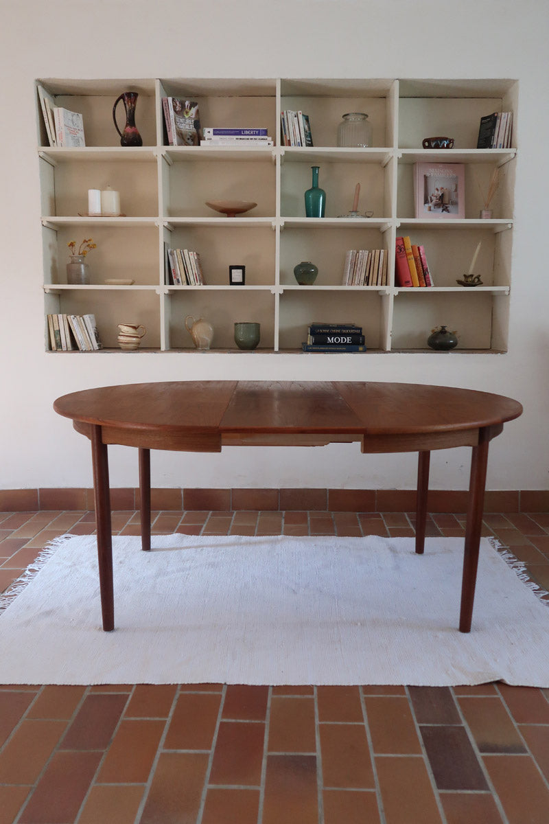 Table à manger ronde extensible en teck Sorø Stole avec deux rallonges, fabriquée au Danemark, pieds fuselés.