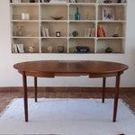 Table à manger ronde extensible en teck Sorø Stole avec deux rallonges, fabriquée au Danemark, pieds fuselés.