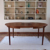 Table à manger ronde extensible en teck Sorø Stole avec deux rallonges, fabriquée au Danemark, pieds fuselés.