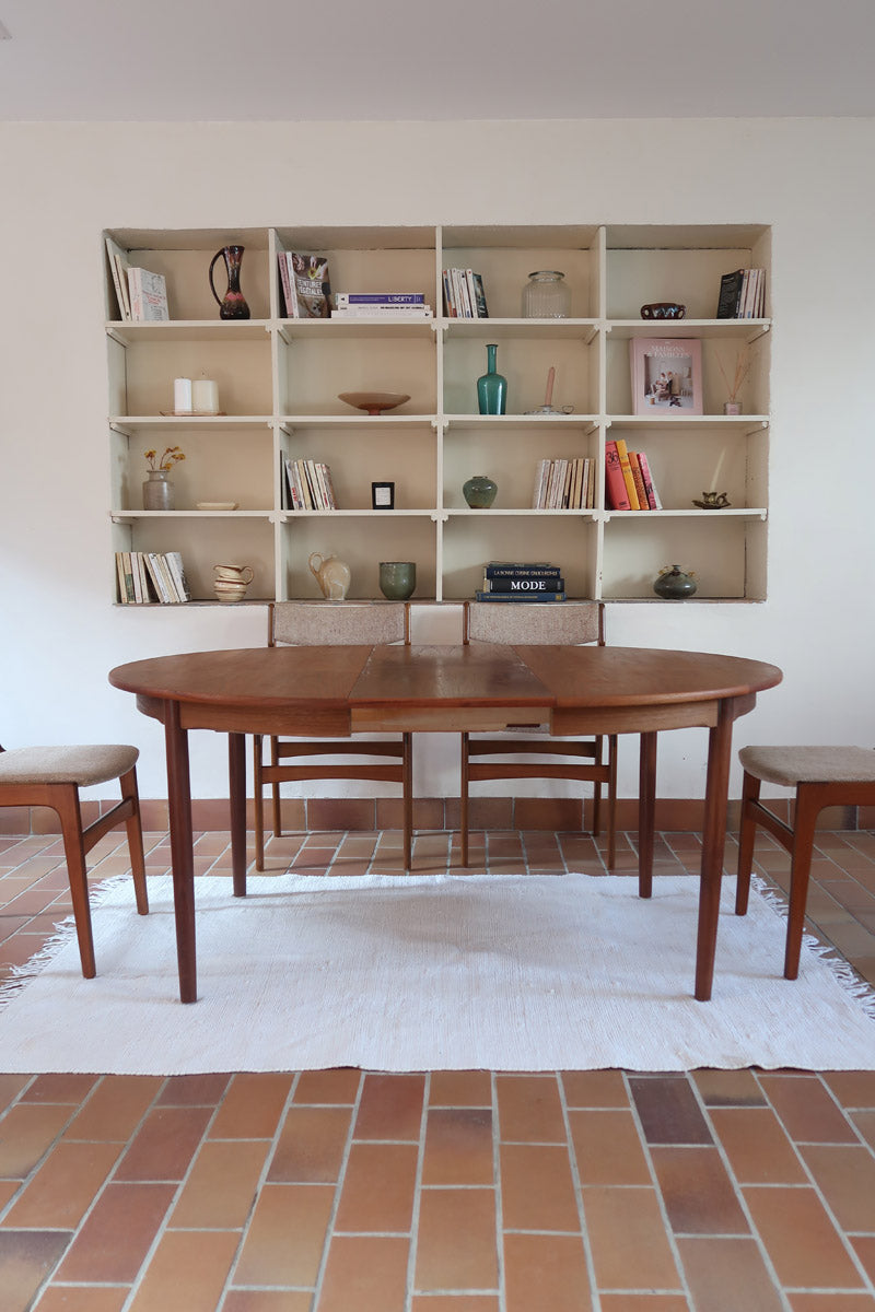 Table à manger ronde extensible en teck Sorø Stole avec deux rallonges, fabriquée au Danemark, pieds fuselés.