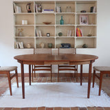 Table à manger ronde extensible en teck Sorø Stole avec deux rallonges, fabriquée au Danemark, pieds fuselés.