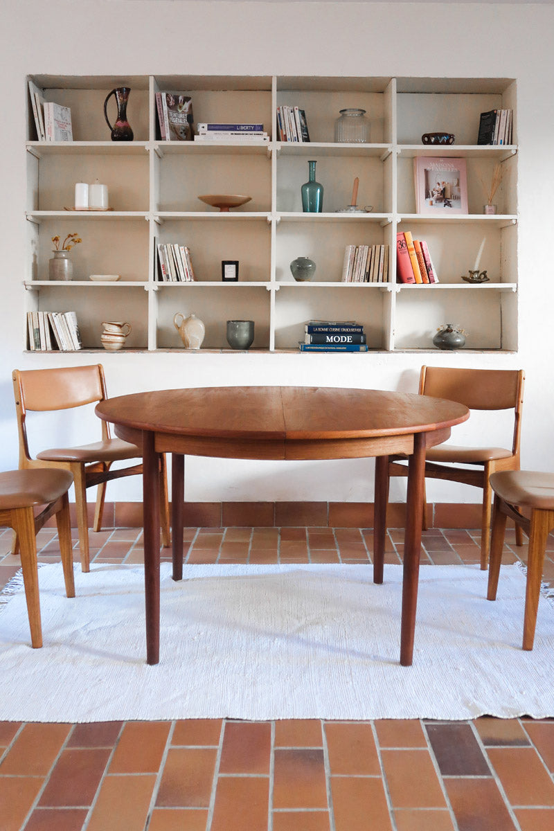Table à manger ronde extensible en teck Sorø Stole avec deux rallonges, fabriquée au Danemark, pieds fuselés.