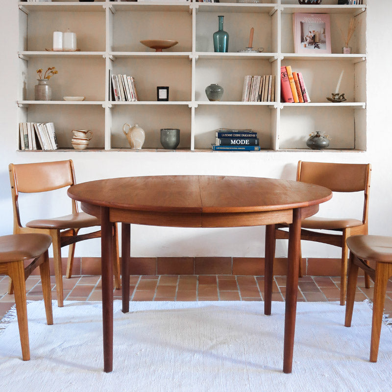 Table à manger ronde extensible en teck Sorø Stole avec deux rallonges, fabriquée au Danemark, pieds fuselés.