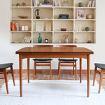 Table à manger scandinave en teck extensible, design danois des années 60, plateau en parfait état.