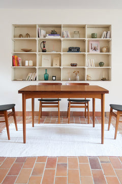 Table à manger scandinave en teck extensible, design danois des années 60, plateau en parfait état.