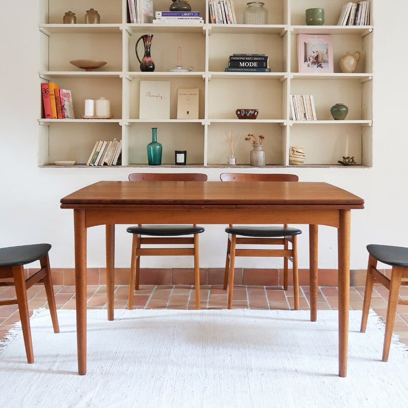Table à manger scandinave en teck extensible, design danois des années 60, plateau en parfait état.
