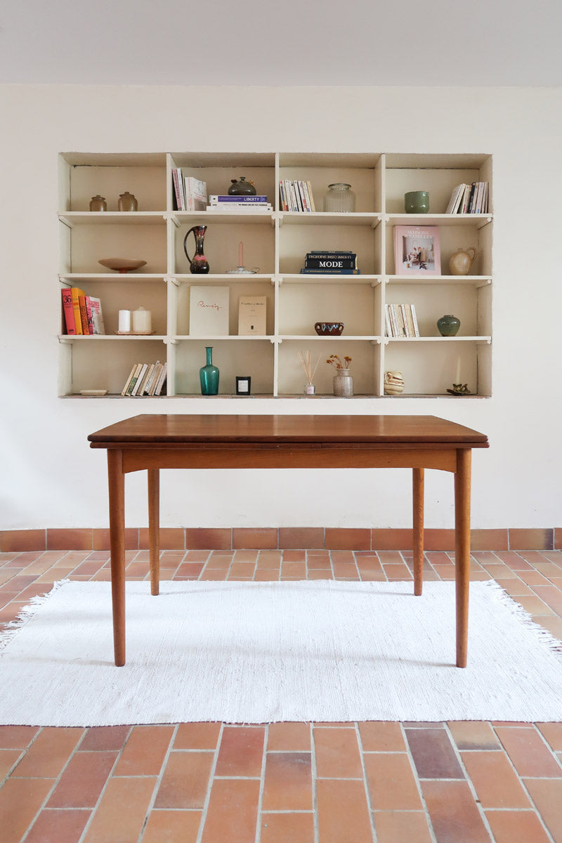 Table à manger scandinave en teck extensible, design danois des années 60, plateau en parfait état.
