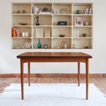 Table à manger scandinave en teck extensible, design danois des années 60, plateau en parfait état.