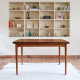 Table à manger scandinave en teck extensible, design danois des années 60, plateau en parfait état.