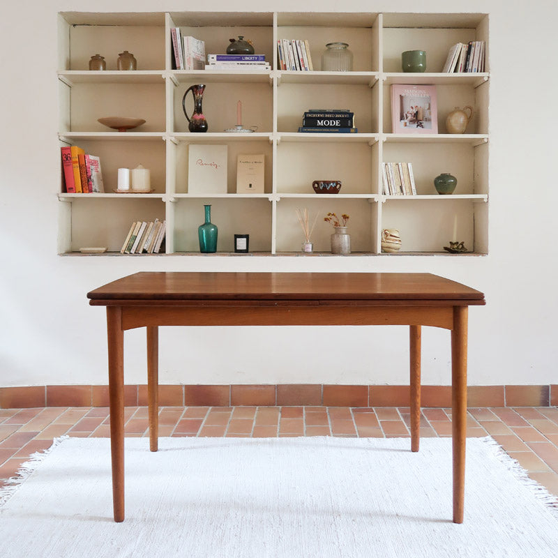 Table à manger scandinave en teck extensible, design danois des années 60, plateau en parfait état.