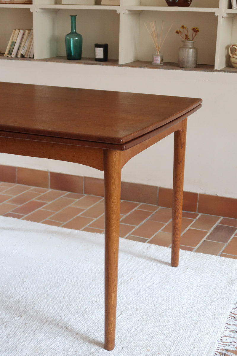 Table à manger scandinave en teck extensible, design danois des années 60, plateau en parfait état.