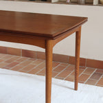 Table à manger scandinave en teck extensible, design danois des années 60, plateau en parfait état.