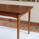 Table à manger scandinave en teck extensible, design danois des années 60, plateau en parfait état.