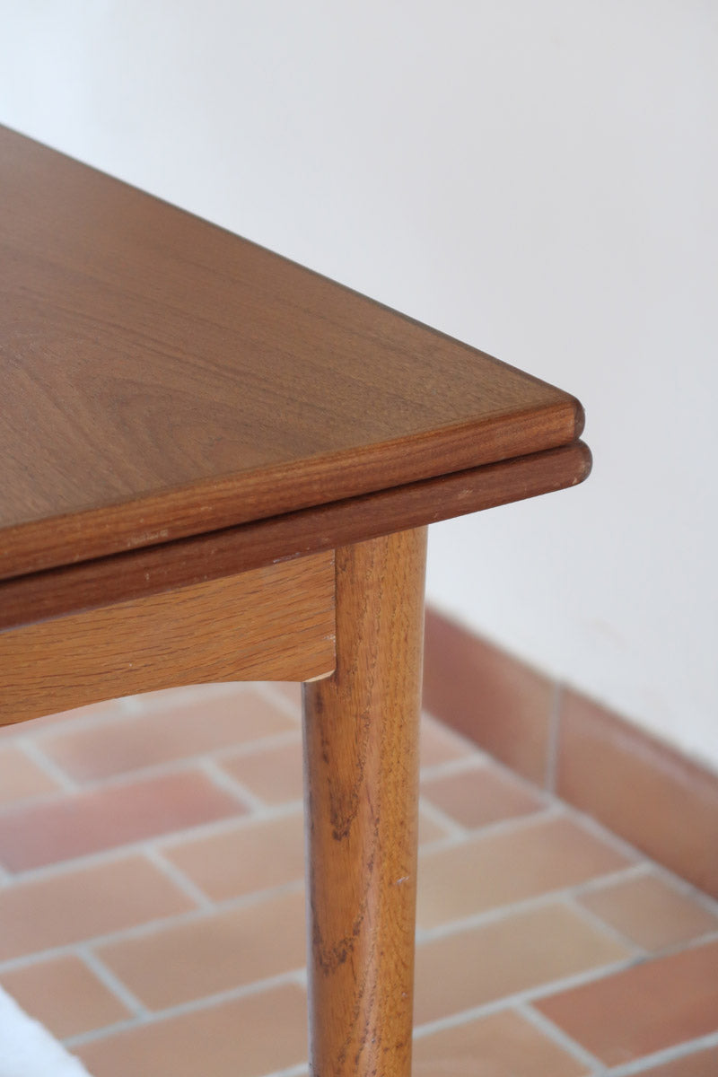 Table à manger scandinave en teck extensible, design danois des années 60, plateau en parfait état.