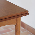Table à manger scandinave en teck extensible, design danois des années 60, plateau en parfait état.