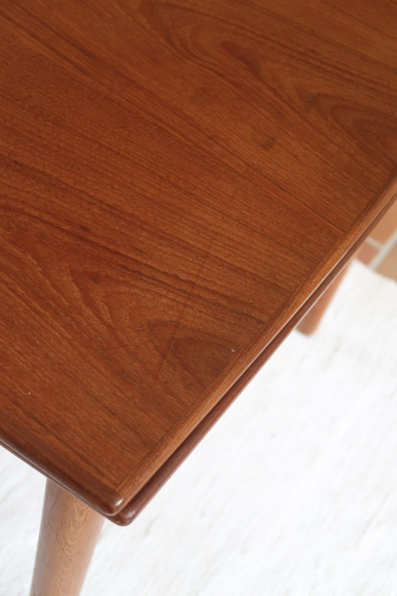 Table à manger scandinave en teck extensible, design danois des années 60, plateau en parfait état.