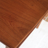 Table à manger scandinave en teck extensible, design danois des années 60, plateau en parfait état.