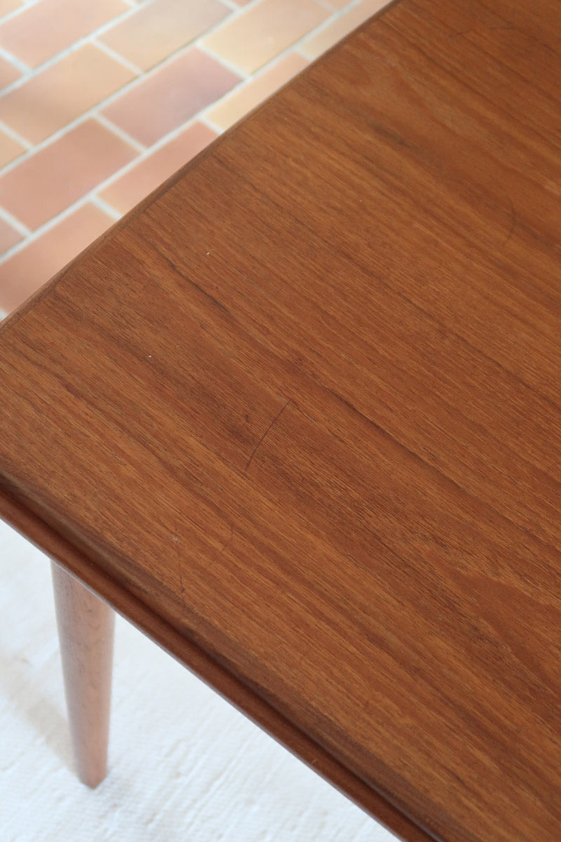 Table à manger scandinave en teck extensible, design danois des années 60, plateau en parfait état.