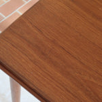 Table à manger scandinave en teck extensible, design danois des années 60, plateau en parfait état.