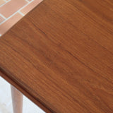 Table à manger scandinave en teck extensible, design danois des années 60, plateau en parfait état.