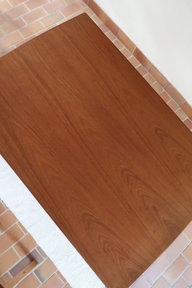 Table à manger scandinave en teck extensible, design danois des années 60, plateau en parfait état.