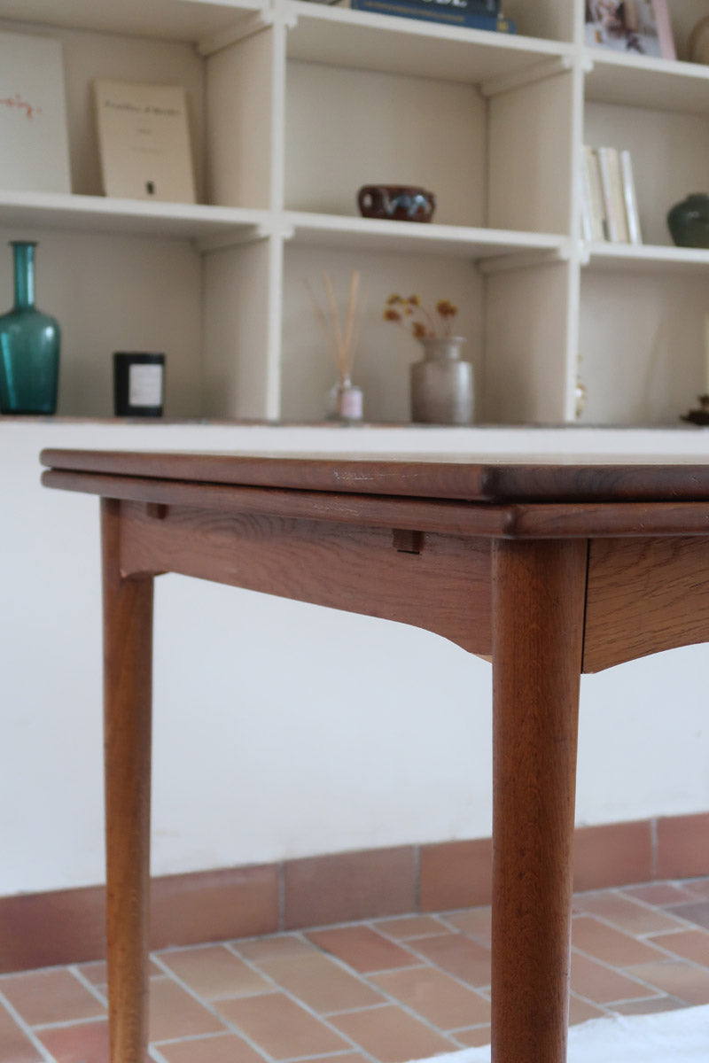 Table à manger scandinave en teck extensible, design danois des années 60, plateau en parfait état.