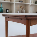 Table à manger scandinave en teck extensible, design danois des années 60, plateau en parfait état.