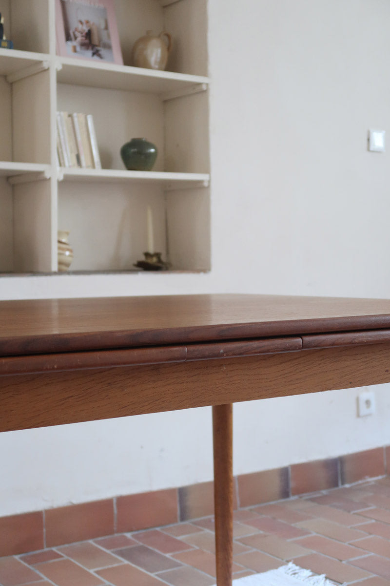 Table à manger scandinave en teck extensible, design danois des années 60, plateau en parfait état.