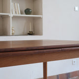 Table à manger scandinave en teck extensible, design danois des années 60, plateau en parfait état.