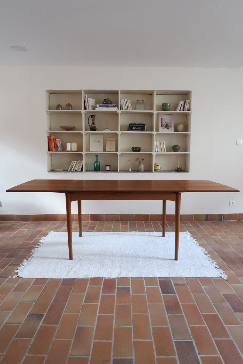 Table à manger scandinave en teck extensible, design danois des années 60, plateau en parfait état.