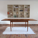 Table à manger scandinave en teck extensible, design danois des années 60, plateau en parfait état.