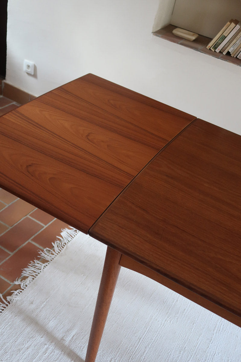 Table à manger scandinave en teck extensible, design danois des années 60, plateau en parfait état.
